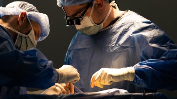 Львівські нейрохірурги видалили рідкісну пухлину на хребті в 14-річного хлопця