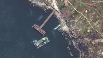 Як ЗСУ атакують російський корабель біля острова Зміїного (Фото)