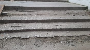 У Львові на Любінській просять відреставрувати сходи у підземний перехід (фото)