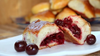Пиріжки з вишнею