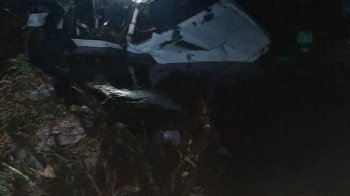 Потік дощової води зніс з дороги автомобіль на Тернопільщині: водій загинув, двох дітей шукають