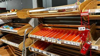 «Паніки немає»: у РФ спустошують полиці в супермаркетах та розбирають квитки на літаки (фото)