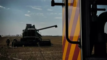 Біля Червонограда під час роботи на полі загорівся комбайн