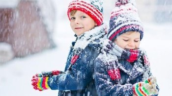 Безкоштовний зимовий одяг для дітей-переселенців: хто і як може отримати