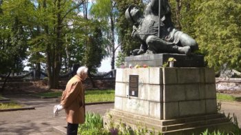 У Львові на Пагорбі слави невідомо звідки з’явилася табличка радянському танкістові