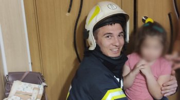 Зачинилась та не відкривала двері квартири: у Стрию рятувальники визволили 5-річну дівчинку