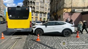 Водійка Volkswagen збила у Львові 17-річну дівчину і зіткнулася з автобусом