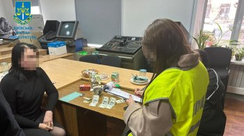 Жінку затримали в робочому кабінеті під час отримання грошей, фото прокуратури