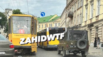 У Львові на Митній сталась ДТП: автобус врізався у трамвай