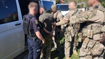 На Тернопільщині чоловік у військовій формі стріляв по людях