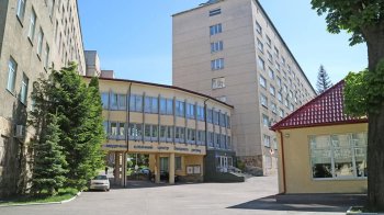 Лікарку військового госпіталю у Львові відсторонили через підозру в хабарі