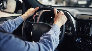 Божевільний водій катався на авто прямо серед пішоходів під Львівською оперою (відео)