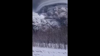 Сонця нема, небо на десятки км вкрилось чорними хмарами: на російській Камчатці сталось виверження вулкану