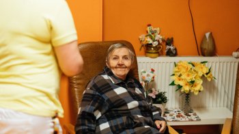 Компенсація за догляд за літньою людиною: хто може отримати виплату