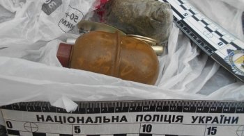 У Городку чоловік розгулював вулицями з гранатою та наркотиками (фото)