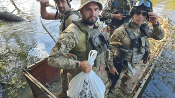 Бійці львівської бригади ТрО передали мешканцям звільненого села Озерне пакунки із їжею