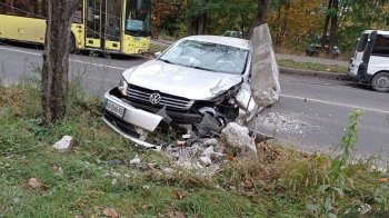 У Львові водій автомобіля врізався та зніс електричний стовп (відео)