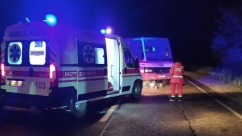 Машини стоять при дорозі