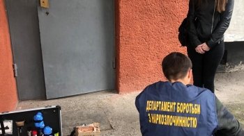 Поліцейські затримали 22-річну львів'янку, яка продавала наркотики в різні регіони України