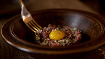 Тартар із яловичини вдома: простий рецепт ресторанної закуски за 15 хвилин