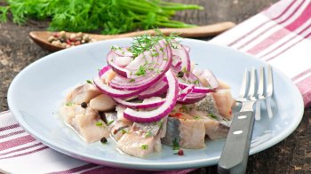 Як засолити оселедець вдома: рецепт смачної риби