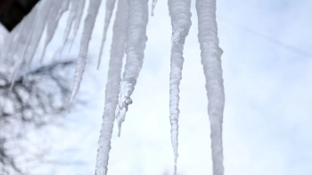 Лікарі розповіли про стан 20-річного хлопця, якому у Львові на голову впала брила снігу