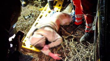 Біля Самбора BMW перекинулося у кювет: 20-річного водія витягували рятувальники