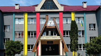 У Трускавці вчительку оштрафували за булінг другокласниці: вона схопила дитину за волосся