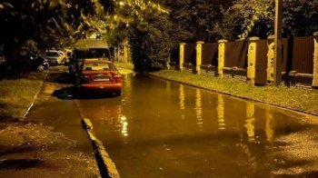 Після дощу утворилося озеро: львів`яни скаржаться на непрохідну вулицю Ранкову