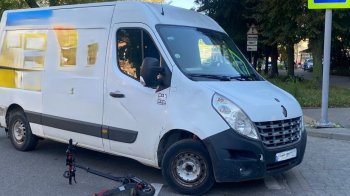 У Львові водій мікроавтобуса збив на велодоріжці 13-річного хлопця на самокат