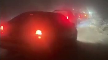 Десятки машин застрягли на перевалі біля Східниці через потужний снігопад