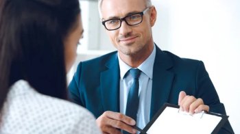 Страховий агент, фото ілюстративне