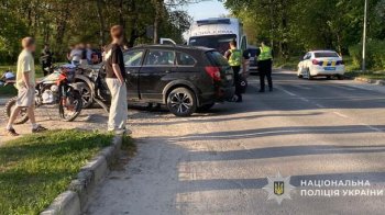 На Львівщині двоє підлітків на мотоциклі зіткнулися з автомобілем та потрапили до лікарні