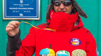 Українські полярники в Антарктиді малювали наукові писанки