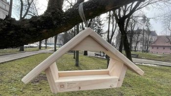 У львівських парках та скверах встановлюють нові годівнички для птахів