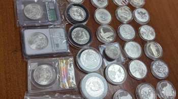 Львівські митники виявили партію колекційних монет у посилці зі США