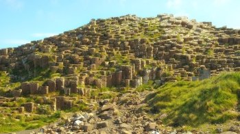 Учені пояснили виникнення у Північній Ірландії загадкових кам’яних колон