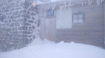 У Карпатах продовжує падати перший сніг (фото)