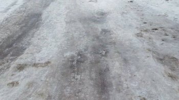 Йшла на роботу, впала, зламала ногу: мешканці Львова скаржаться на необроблені піскосумішшю доріжки