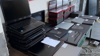 На кордоні з Львівщиною митники зупинили бус із контрабандними ноутбуками