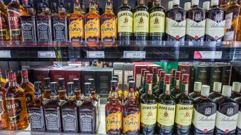В Україні заборонили продаж алкоголю та цигарок у дюті-фрі: що відомо