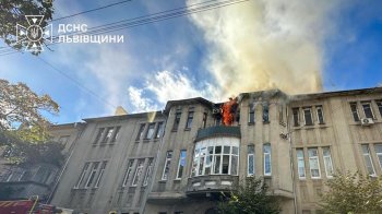 У Бродах рятувальники винесли 66-річного чоловіка з палаючої квартири