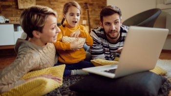 Сім'я дивиться фільм