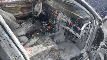 На Львівщині з невідомих причин спалахнув автомобіль на стоянці