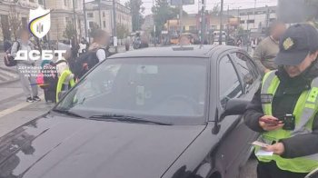 Біля залізничного вокзалу Львова виявили таксистів, які працювали без ліцензії