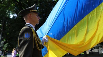 У Львові урочисто підняли прапор з нагоди Дня Конституції України