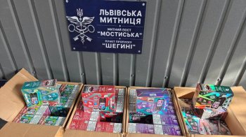 Водій вантажівки з двома машинами віз з-закордону через Львівщину партію контрабандних вейпів