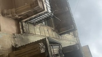 Каменюка влучила чоловікові у голову: у Львові обвалився фасад будинку