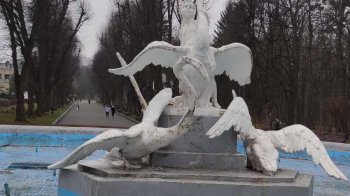 У Стрийському парку виготовлять нові скульптури лебедів для фонтану (фото)