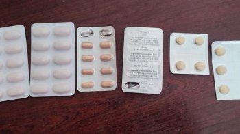 На столі лежать таблетки